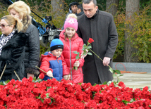 Azerbaijani public visits Alley of Honor to commemorate 12th death anniversary of Heydar Aliyev. Azerbaijan, Dec.12, 2015